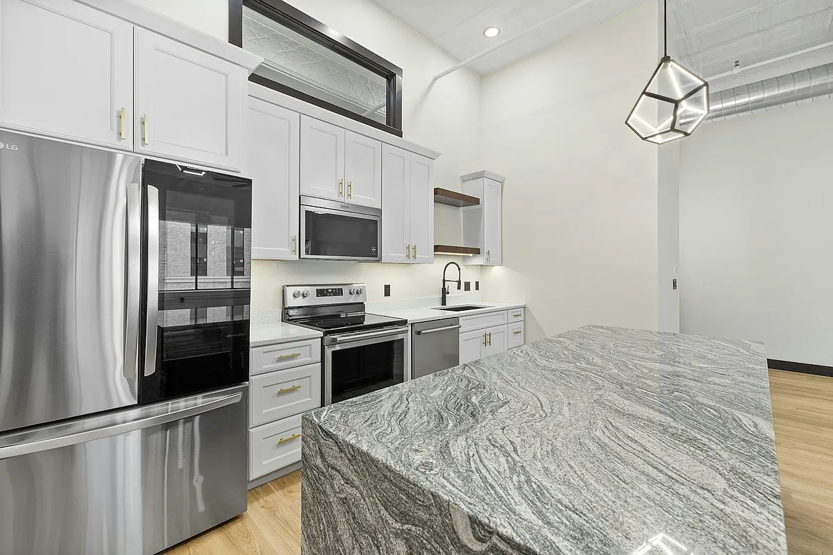 Building Photo - 522 6th St #301