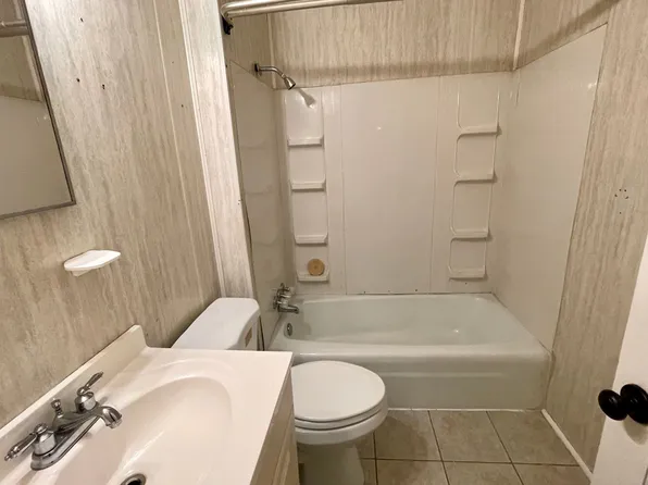 605 E Main St, Omaha, TX 75571