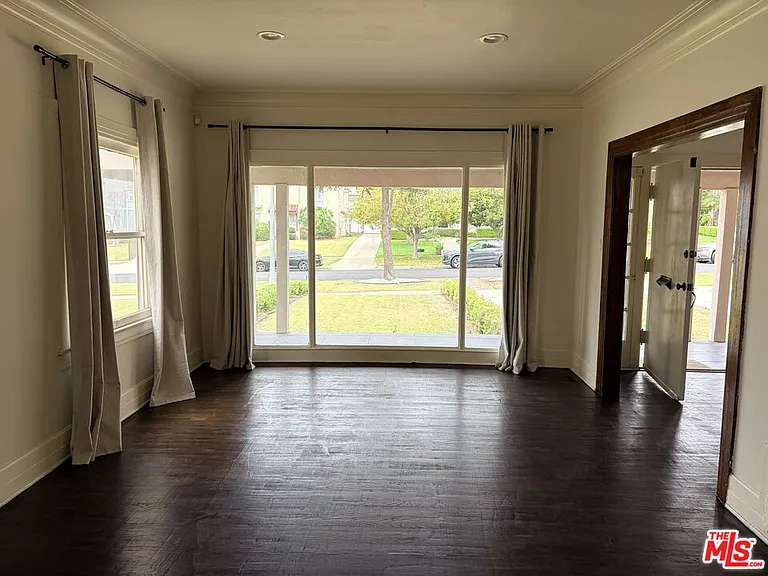 2142 S Victoria Ave — Photo 6