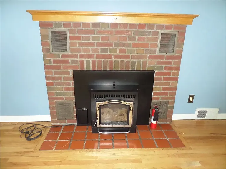 218 E 35th St — Photo 18