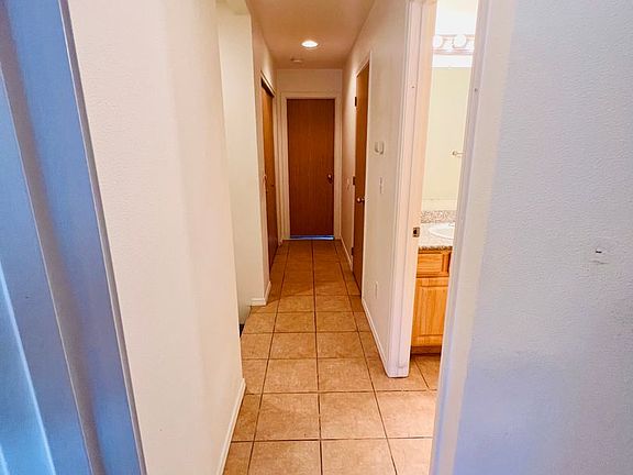 4th image of 1620 W Lee St Unit 2