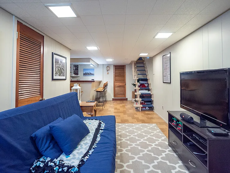 2521 Meredith St — Photo 9