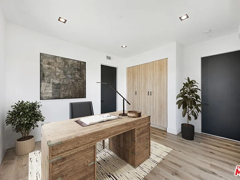 10842 Victory Blvd #201 — Photo 15