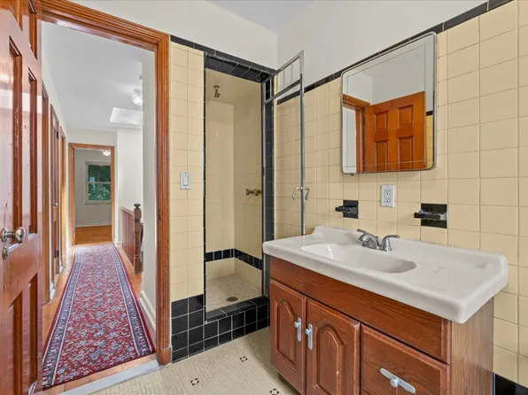 140 Van Cortlandt Park S image 16 of 37