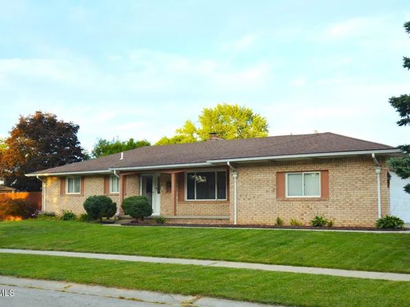 59 Applewood Dr, Oregon, OH 43616