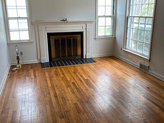 5th image of 414 White Pond Dr