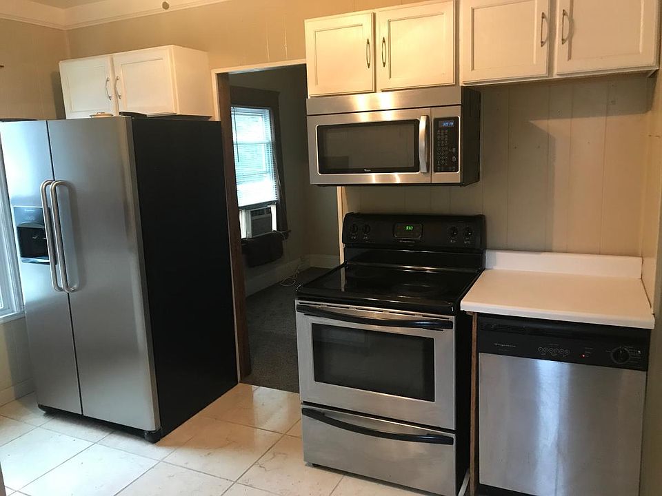 Stainless appliances, granite floor
