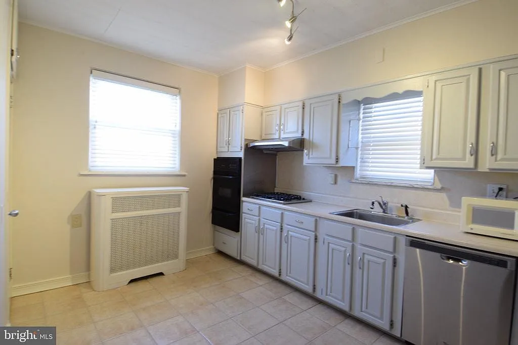 3 bed, 1.0 bath, 1231 sqft, $1,750 — Photo 3