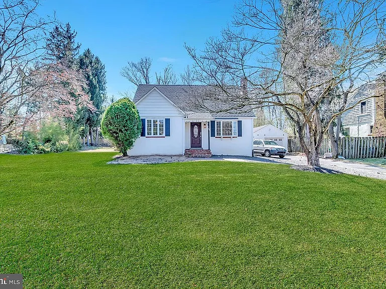 32 Cranbury Rd — Photo 1