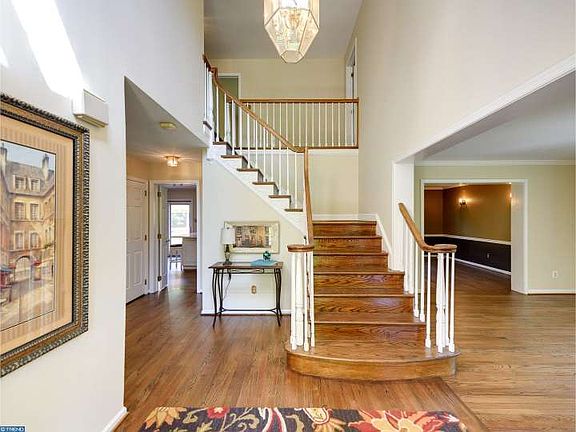 3rd image of 5 Oak Glen Dr