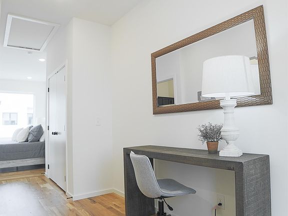 4th image of 3136 Saint Elmo Ave #1