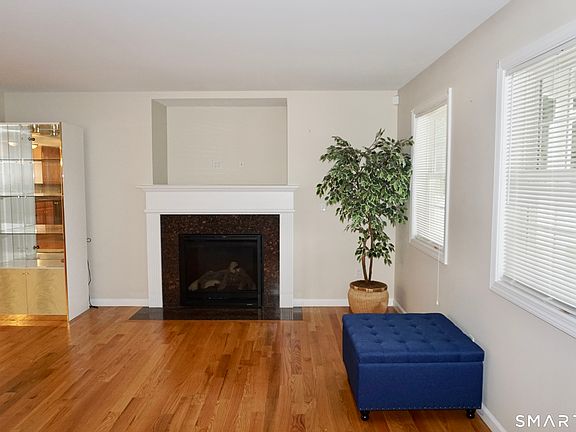 3rd image of 139 South End Road