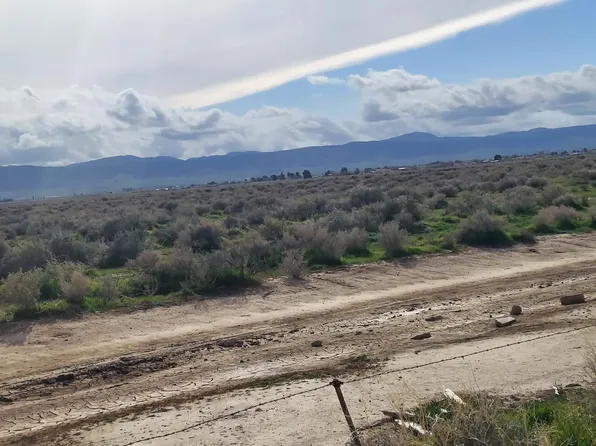 Corner Ave, Lancaster, CA 93534