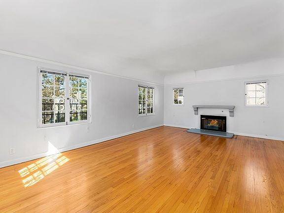 Large Living Room with Gas Fireplace