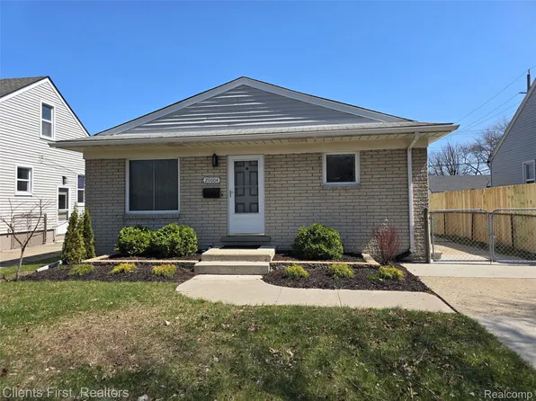 28004 Hughes St, Saint Clair Shores, MI 48081