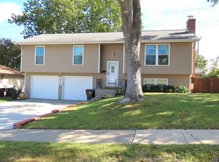 3004 SW Eveningside Dr, Topeka, KS 66614