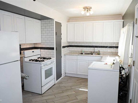3rd image of 23840 Lambrecht Ave