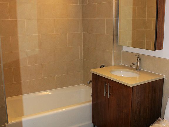 4th image of 2638 21st St APT 13C