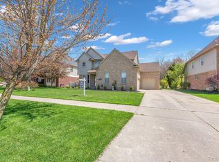 28818 Coleridge St, Harrison Township, MI 48045