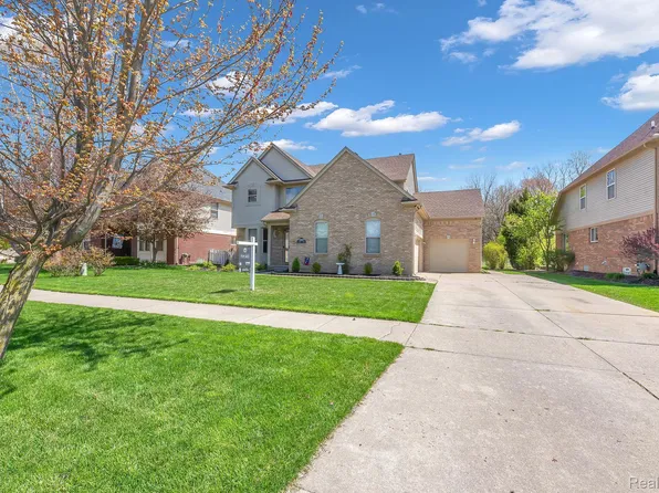 28818 Coleridge St, Harrison Township, MI 48045