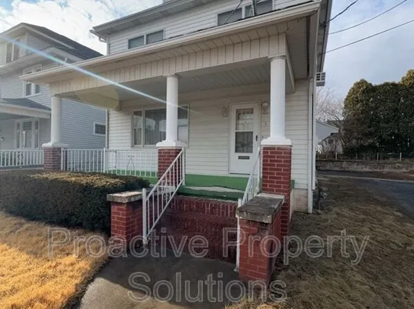 1 Hillcrest Dr, Dickson City, PA 18447