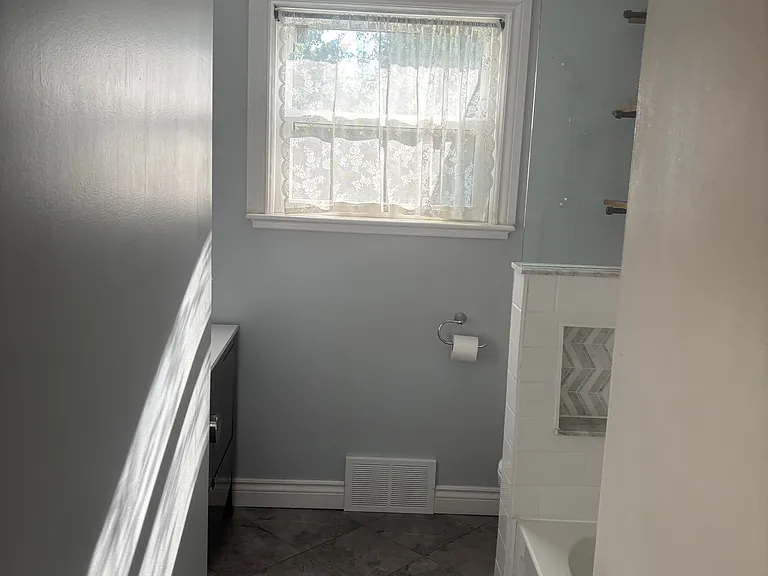 102 Paris St #MAIN FLOOR — Photo 10