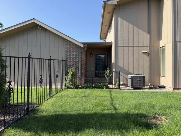 1821 White Sands Dr, Great Bend, KS 67530