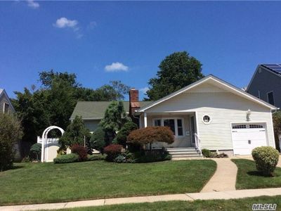 1711 Meadow Ln, East Meadow, NY, 11554