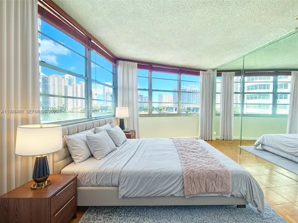 905 Brickell Bay Dr, Miami, FL