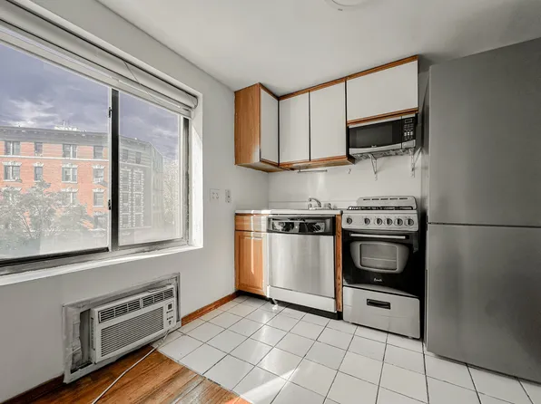 29 7th Avenue South image 2 of 12