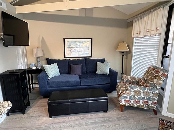 4th image of 402 Tree Top Ct. #B