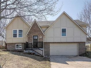 717 SE 10th Ter, Lees Summit, MO 64081