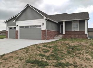 216 Springlake Ct, Newton, KS 67114