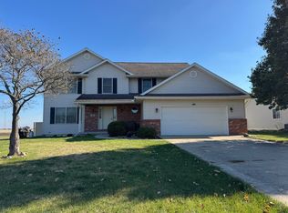 33 Clover Ln, Fairbury, IL 61739