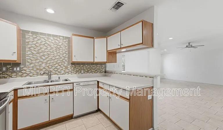 1233 Hollyhock Ln — Photo 5