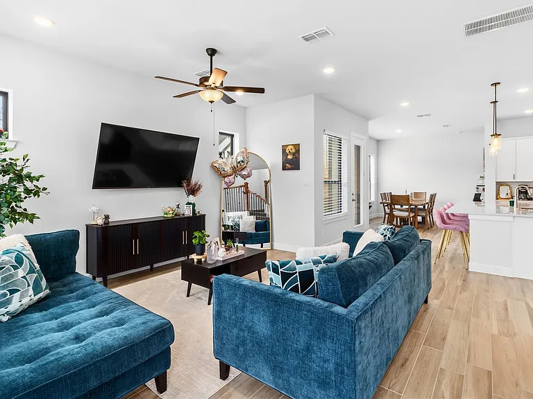 1530 Noble Park Dr — Photo 3