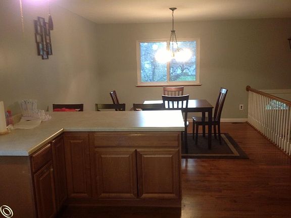 4th image of 15876 Maxwell Ave