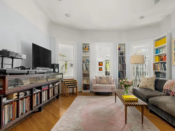 51 Dekoven Court image 6 of 31