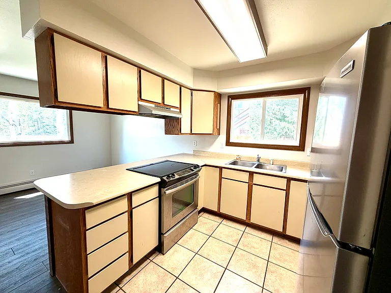 609 Belford St — Photo 11