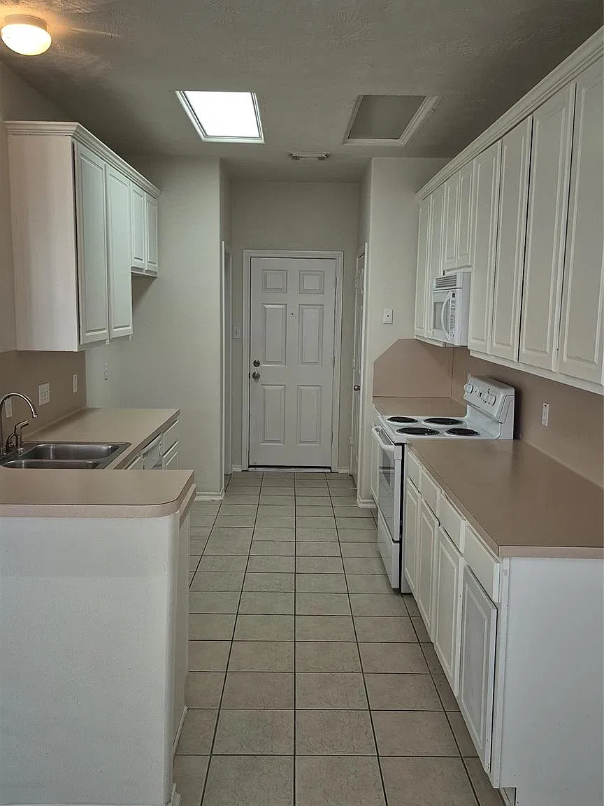 3 bed, 2.5 bath, 1699 sqft, $1,650 — Photo 3