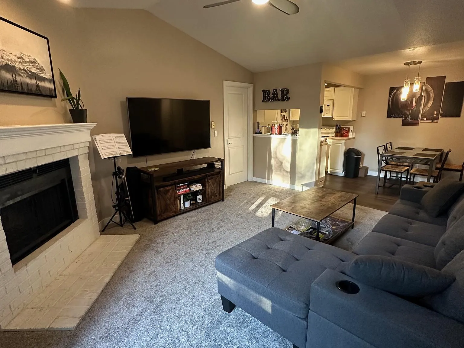 2 bed, 812 sqft, $2,650 — Photo 2