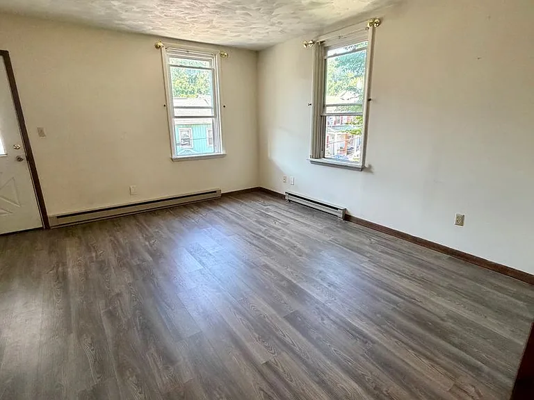 300-302 W Howard St — Photo 6