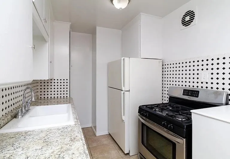 1712 E 1st St #12 — Photo 8