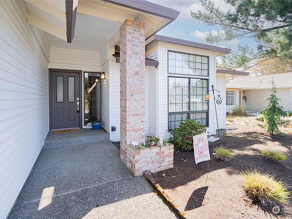 4th image of 717 NE 158th Avenue