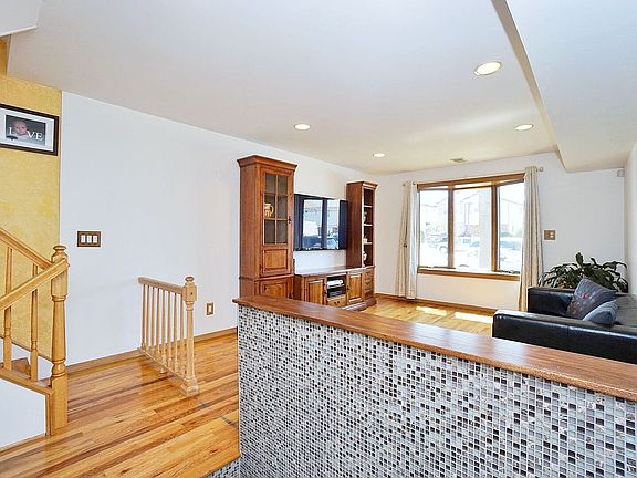 5th image of 405 Leverett Ave