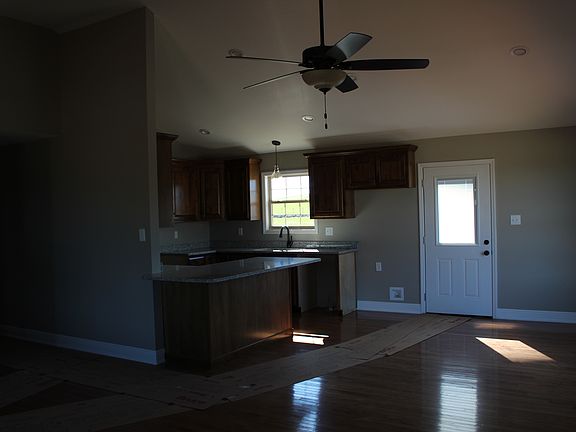 5th image of 390 Mill Creek Dr