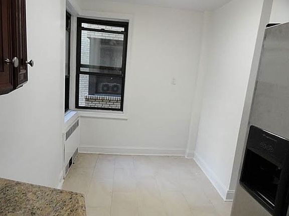 4th image of 3505 72nd St Ste 001