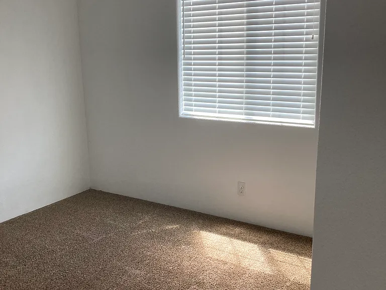 Laura Ln — Photo 9