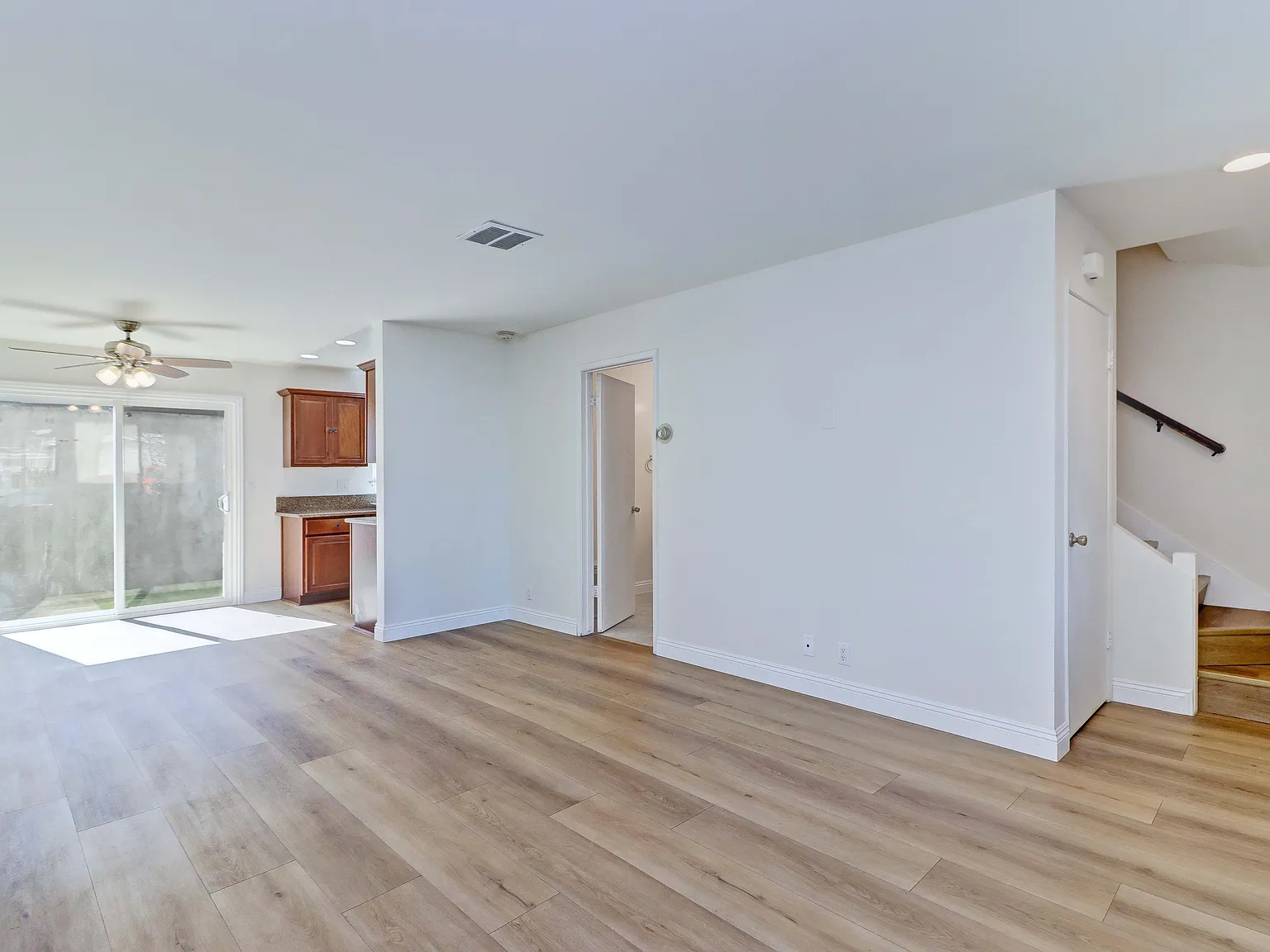 3 bed, 1120 sqft, $4,200 — Photo 3