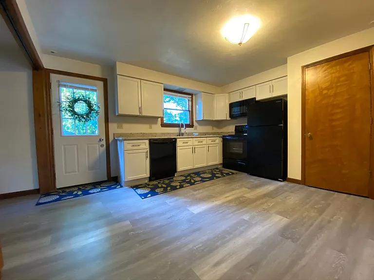 111 Edgewater Vlg #6 — Photo 2